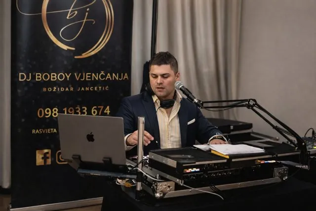 DJ Boboy za DJ pultom na vjenčanju