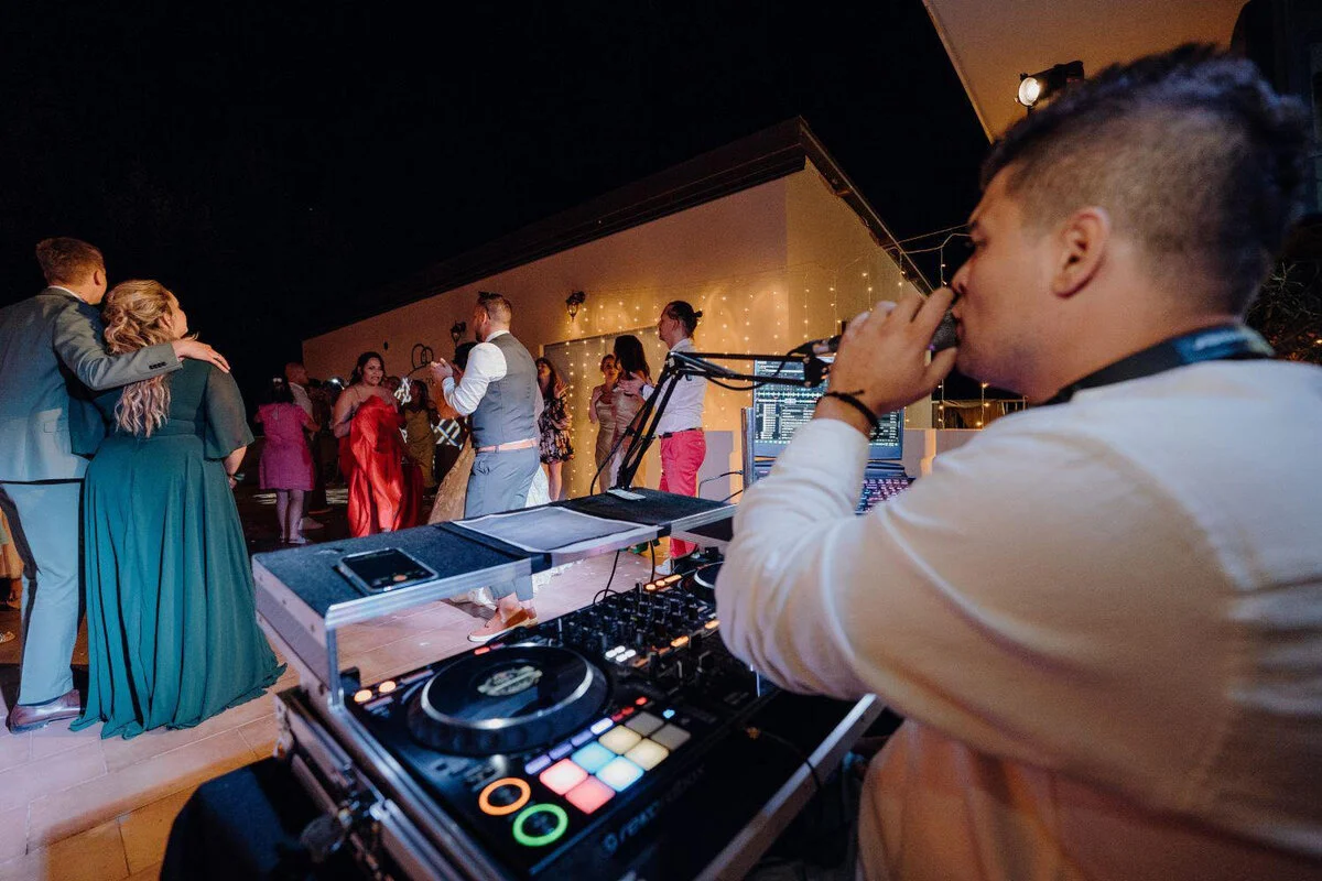 DJ Boboy pjeva uživo na outdoor vjenčanju - profesionalni DJ za evente