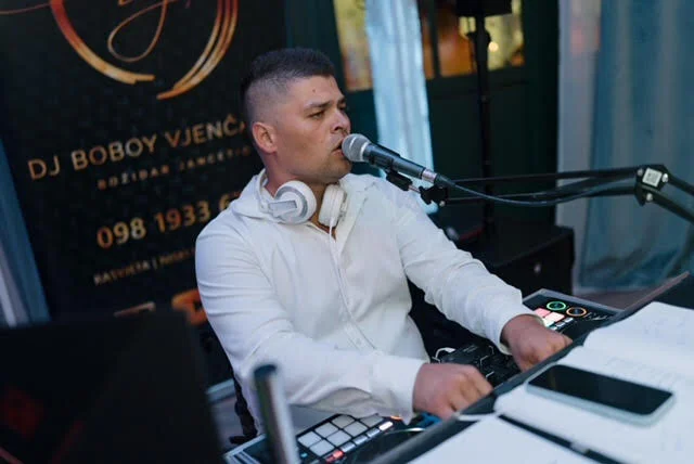 DJ Boboy pjeva uživo na vanjskom vjenčanju - DJ koji pjeva