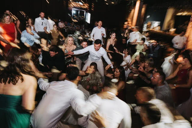 Energičan ples gostiju na svadbi - DJ Boboy atmosfera