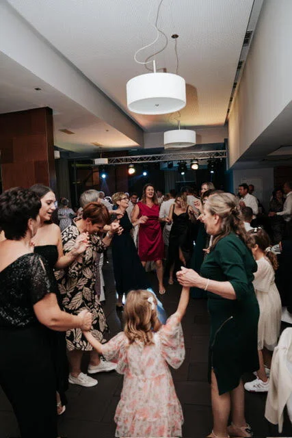 Obitelj pleše na vjenčanju - zabava za sve generacije uz DJ Boboya