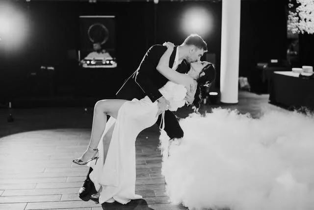 Romantičan prvi ples s niskim dimom - DJ za vjenčanja specijalni efekti