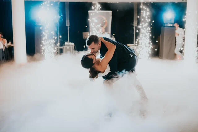 Prvi ples mladenaca uz niski dim i hladne iskre - DJ Boboy vjenčanja Zagreb