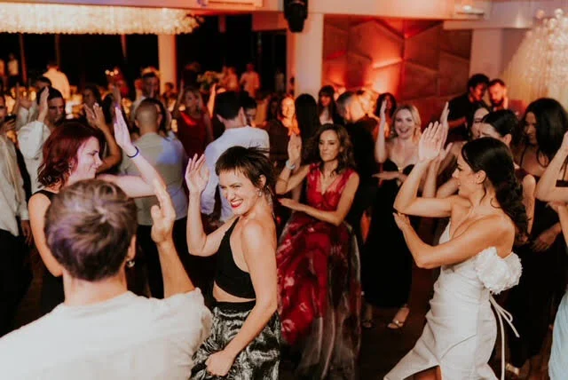 Gosti plešu na svadbi - vrhunska atmosfera DJ za vjenčanja