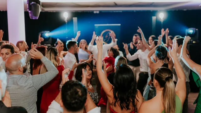 Gosti dižu ruke na vjenčanju - party atmosfera DJ Boboy