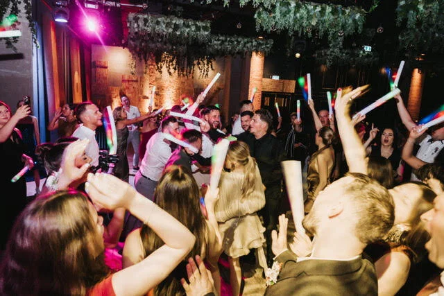 Party atmosfera s LED štapovima na vjenčanju - DJ za svadbe Zagreb