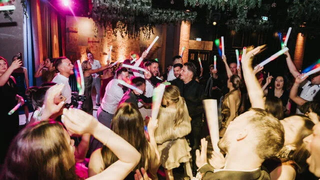 Grše spektakl na svadbi